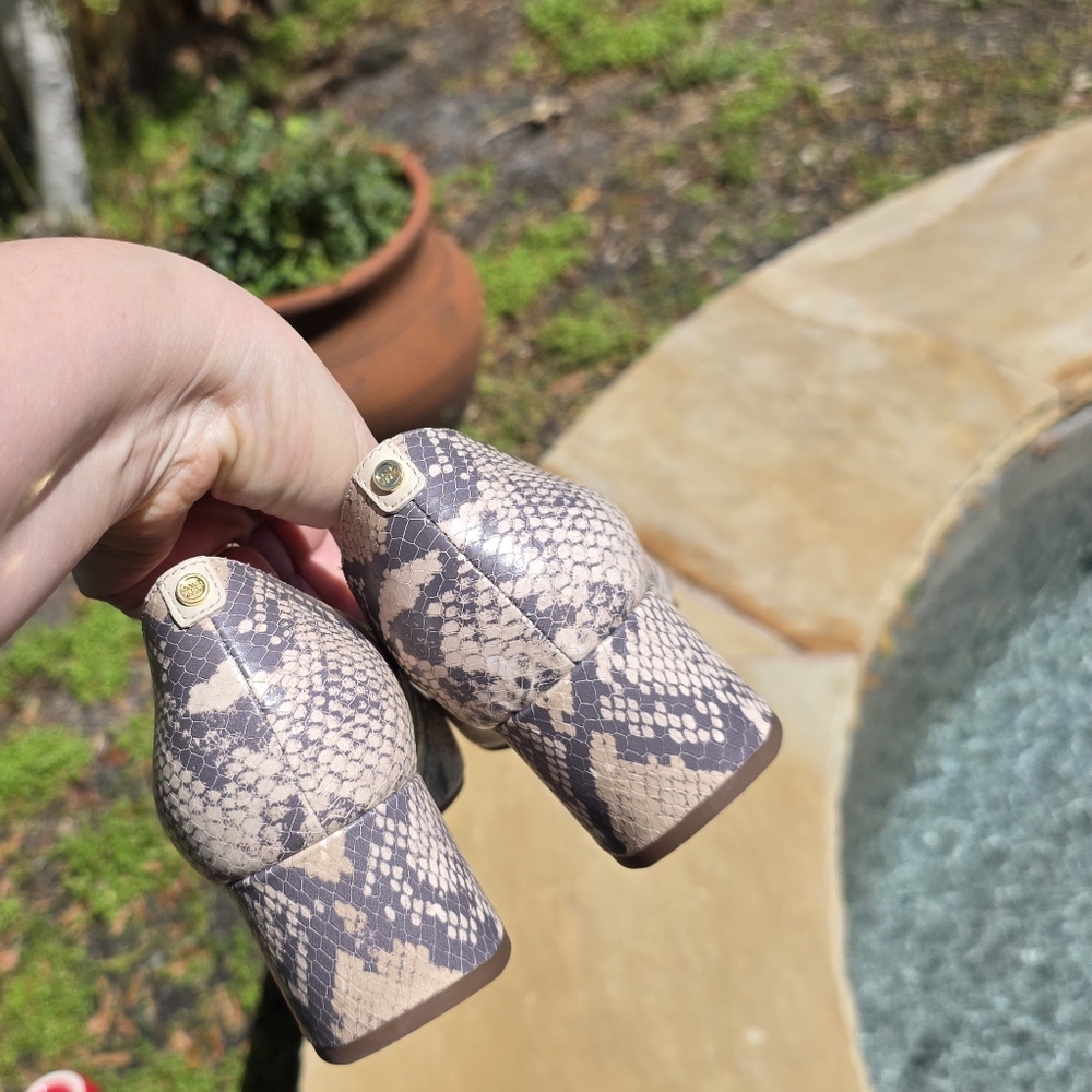Nwot Cole Haan The Go-To Block Heel Pump Cement Python Print 9B - Picture 10 of 13